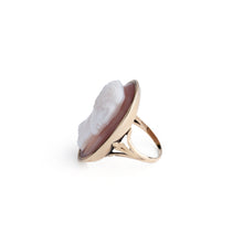 Charger l&#39;image dans la galerie, Bague en or jaune en camée agate représentant une tête d&#39;homme
