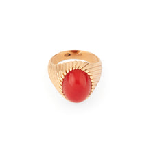 Charger l&#39;image dans la galerie, Bague chevalière ornée d&#39;un cabochon de corail sur or jaune
