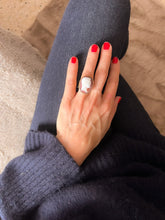 Charger l&#39;image dans la galerie, Bague en or jaune en camée agate représentant une tête d&#39;homme
